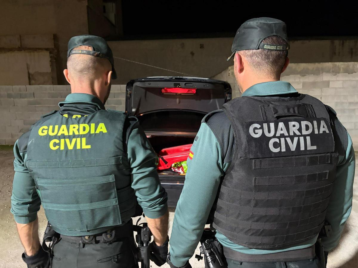 Los agentes registran el vehículo