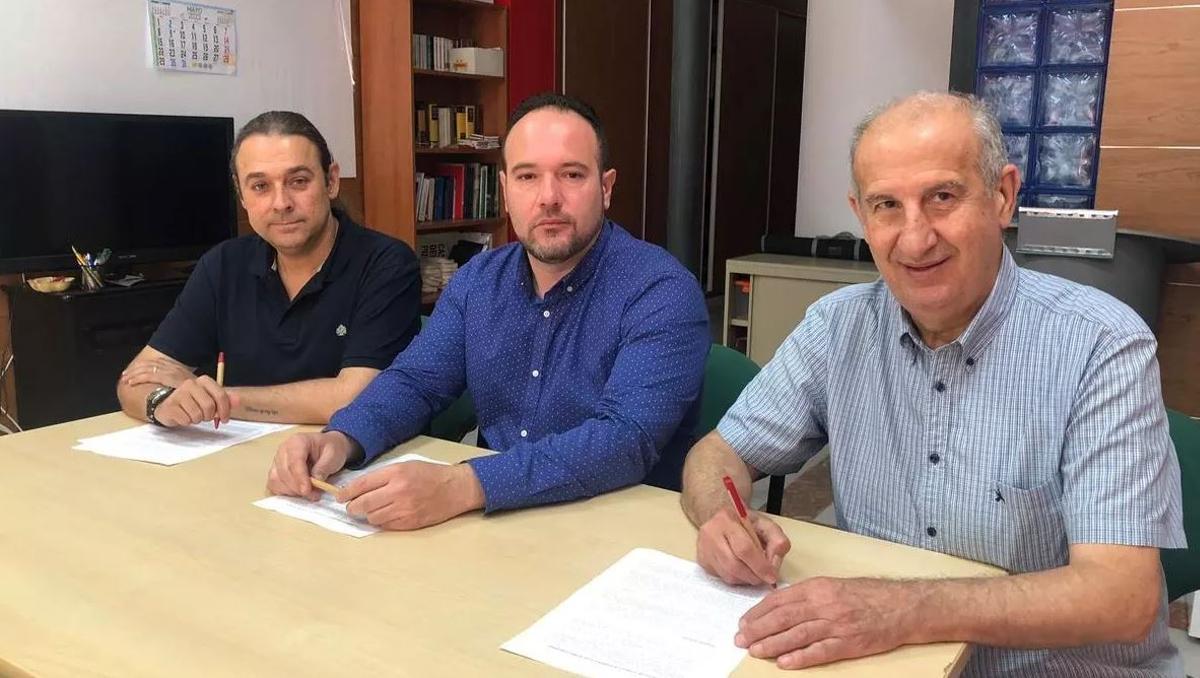 De derecha a izquierda, Jesús Borràs, Javier Mansilla y Rafa Mercader, tra sl afirma de pacto del gobierno en 2023.