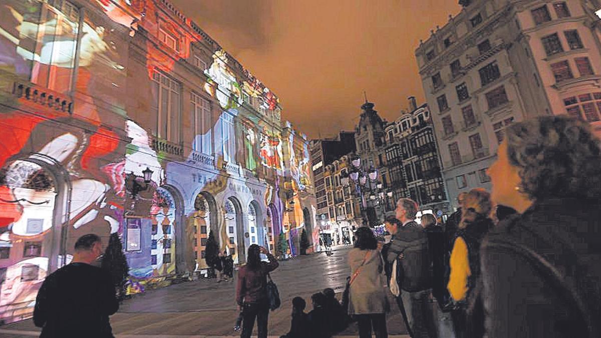 Público observando el videomapping que conmemoró el 130.º aniversario del teatro Campoamor.