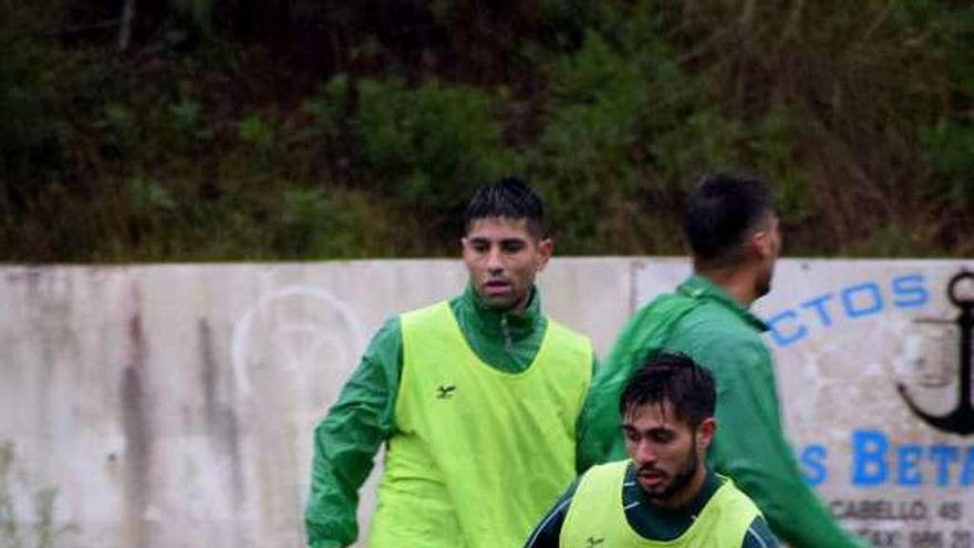 Martín, del Coruxo, intenta jugar el balón. // R.R.