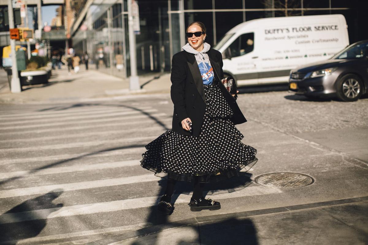 Las sudaderas se llevan más que nunca y el 'street style' lo demuetra.