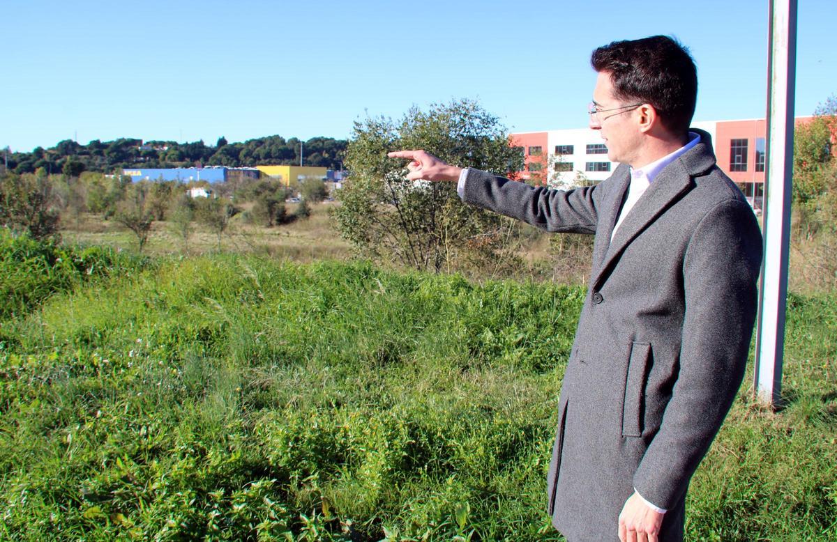 El alcalde Josep Martinez señala los solares donde se ubicará la nueva explotación económica