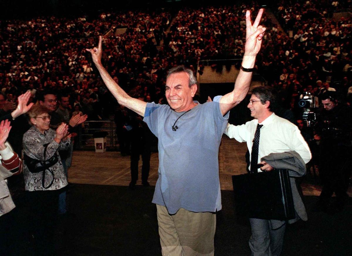 PACO MORAN SEGUIDO DE JOAN PERA A SU ENTRDA EN EL PALACIO SANT JORDI DE BARCELONA DONDE REPRESENTARON SU OBRA, " LA EXTRAÑA PAREJA" CON LA VENTA DE 14.203 LOCALIDADES BATIENDO EL RECORD GUINNESS.- EFE TONI GARRIGA.. Paco Morán. Joan Pera. Teatro. Actores. Obras. "La extraña pareja". Venta de entradas. Records Guiness