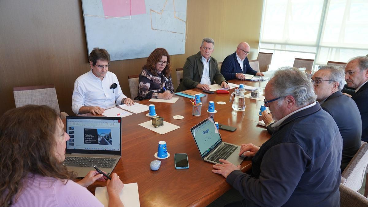 La reunión mantenida entre representantes empresariales y vecinales con el conseller de Infraestructuras.
