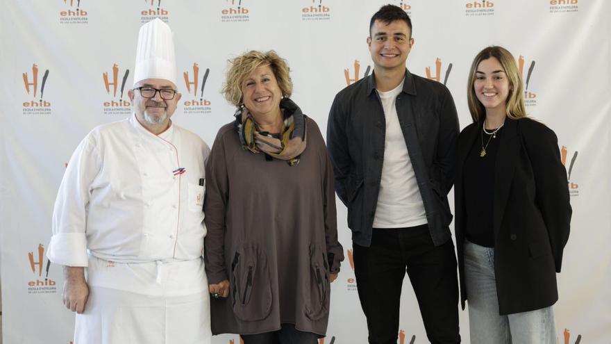 De izq. a dcha., el profesor Marcos Martínez, la directora Maria Llompart y los alumnos Ricard Mesquida y Aina Cardona.