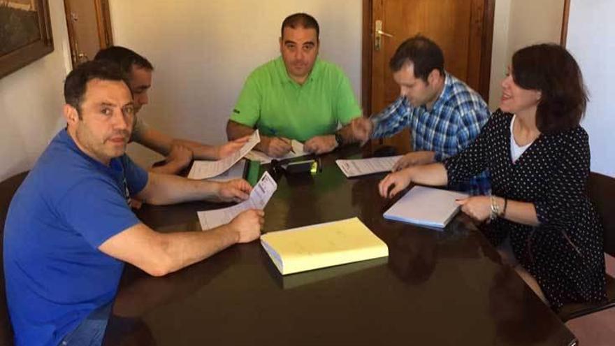 José Luis García, &quot;Fifu&quot;; Emilio Prada; Alejandro Otero; José Manuel González Castro, y Mónica Gutiérrez, firmando ayer el convenio de colaboración en Cangas de Onís.