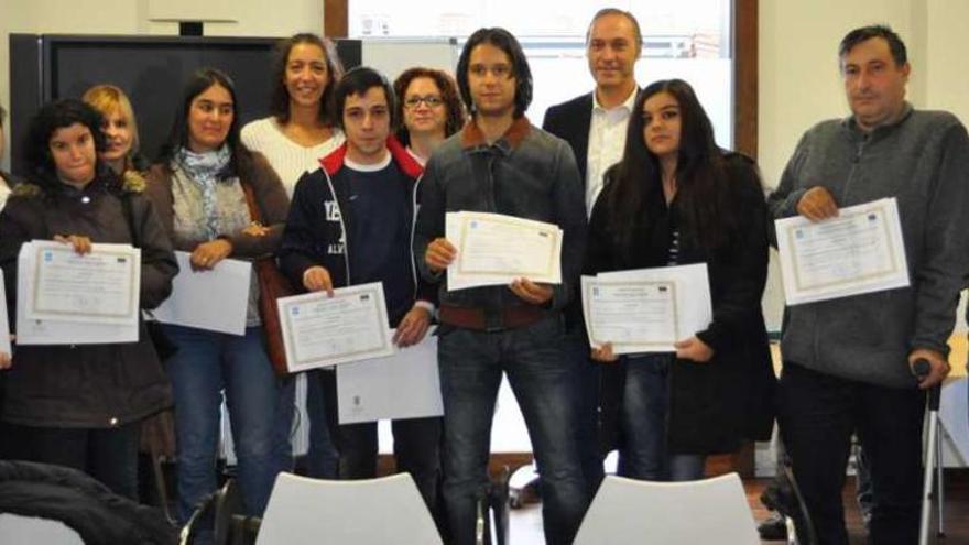 Agustín Reguera -cuarto por la derecha-, junto a varios de los alumnos de los cursos. // Faro