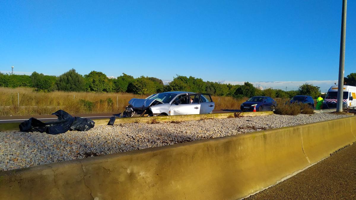 Un coche accidentado en la autovía de Torrent, a la altura de Picanya