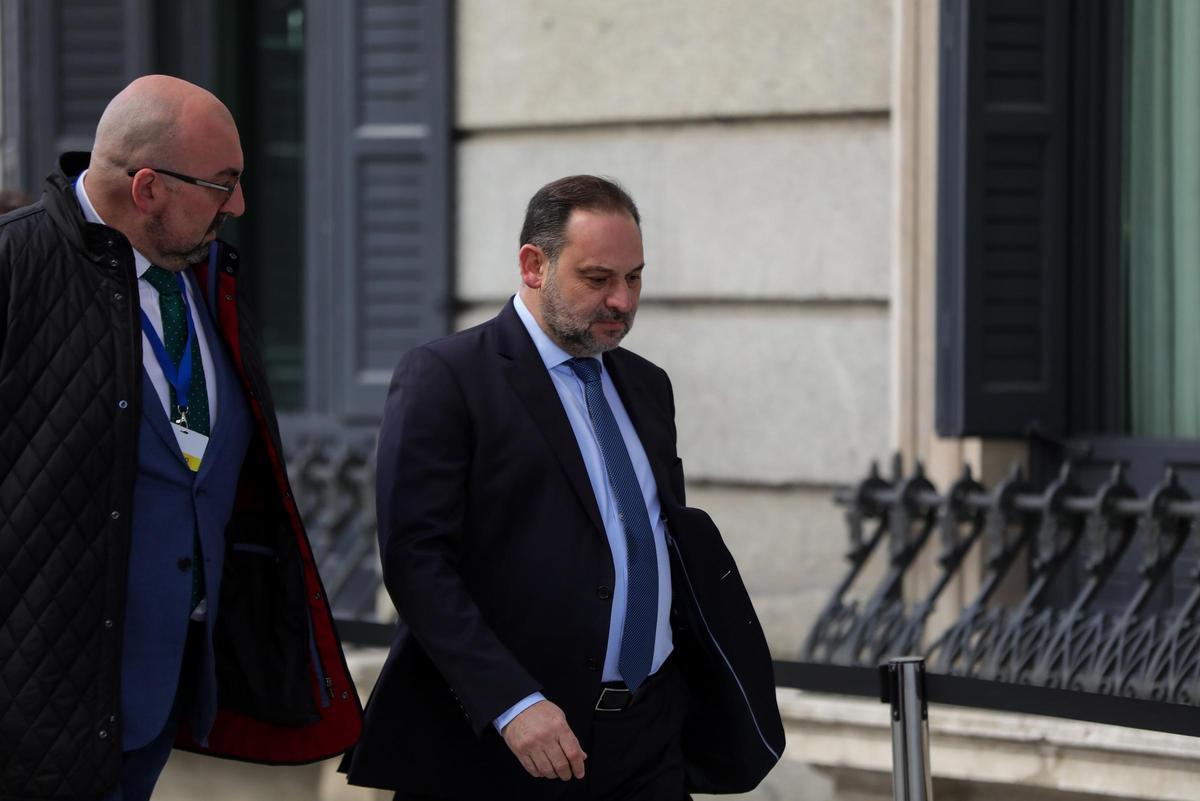 Archivo - El ministro de Fomento en funciones, José Luis Ábalos (dech), y Koldo García Izaguirre (izq), a su llegada al Congreso