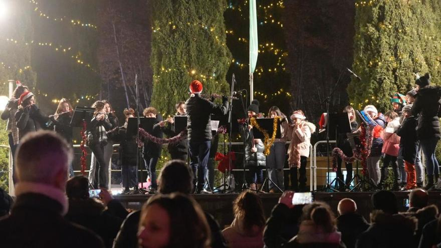 La formación durante el concierto celebrado en la Plaza de los Sueños, en La Marina. | José Luis Fernández