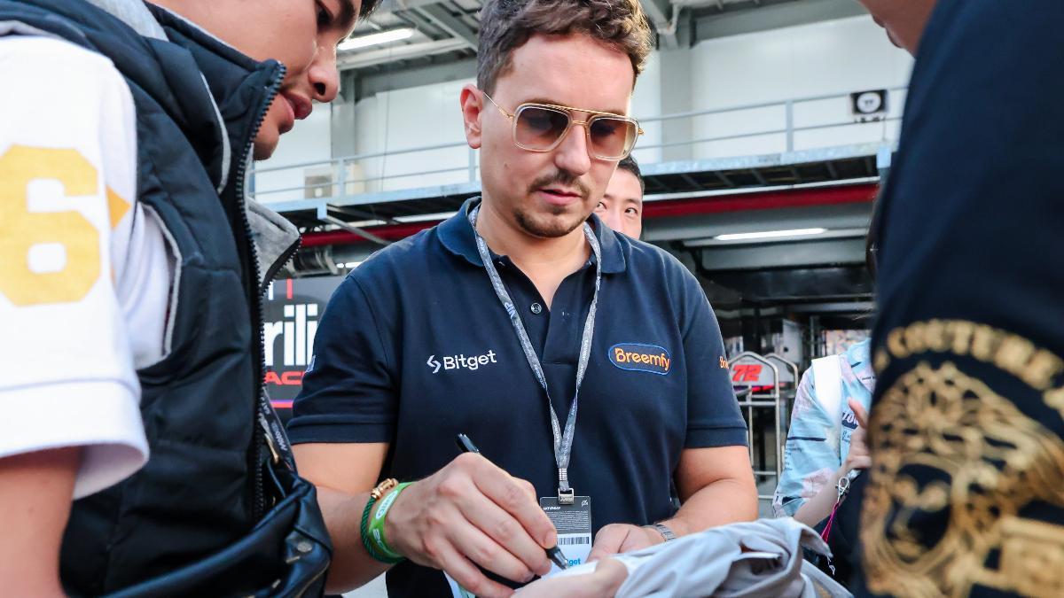 Lorenzo, atendiendo a sus fans en el circuito