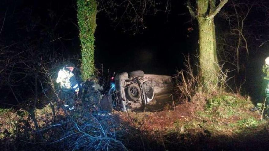 Dos hombres fallecen tras salirse de la vía y sumergirse su vehículo en el río en Tordoia