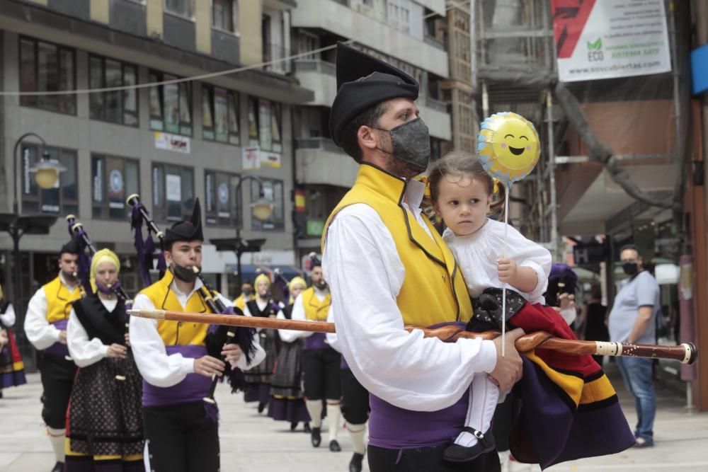 Grupos folclóricos recorren las calles de Oviedo