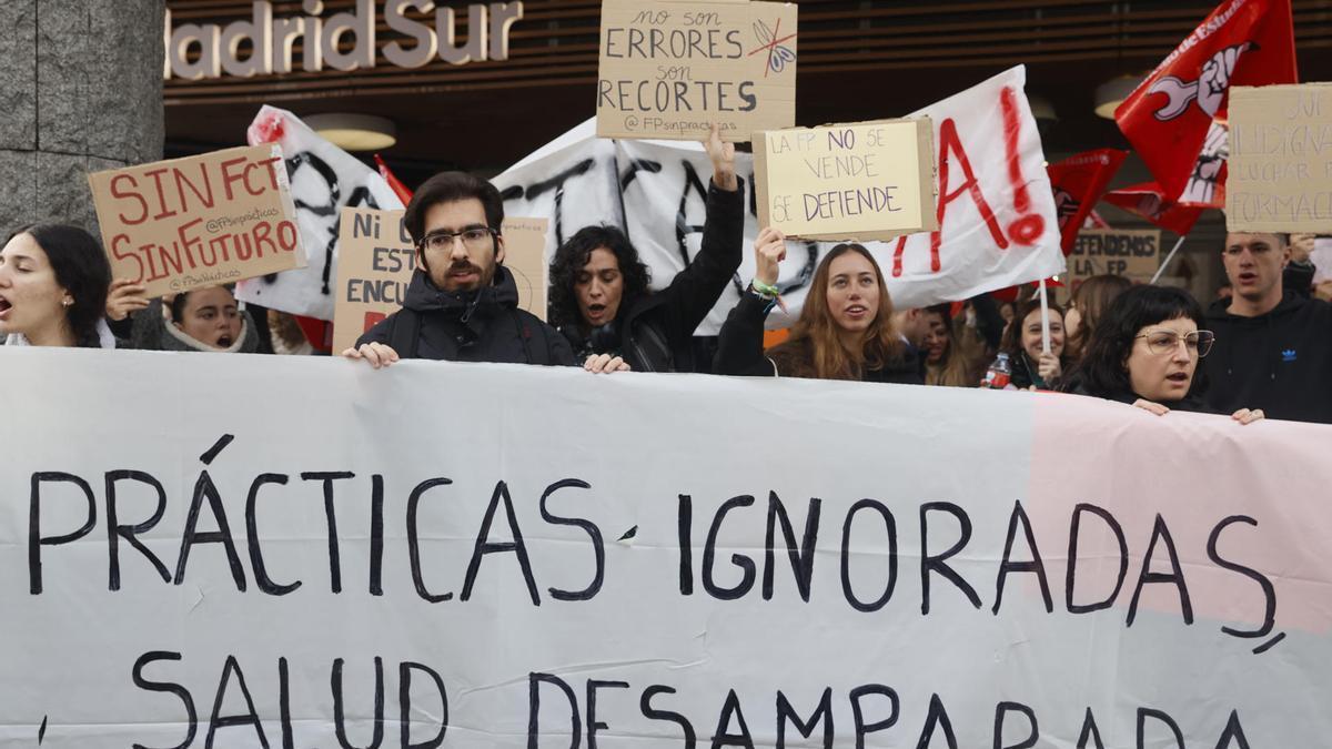 Protesta de los estudiantes de FP frente a la Asamblea de Madrid este jueves.