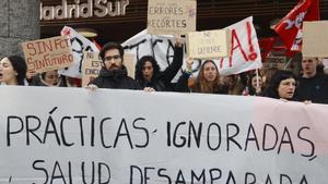 Protesta de los estudiantes de FP frente a la Asamblea de Madrid este jueves.