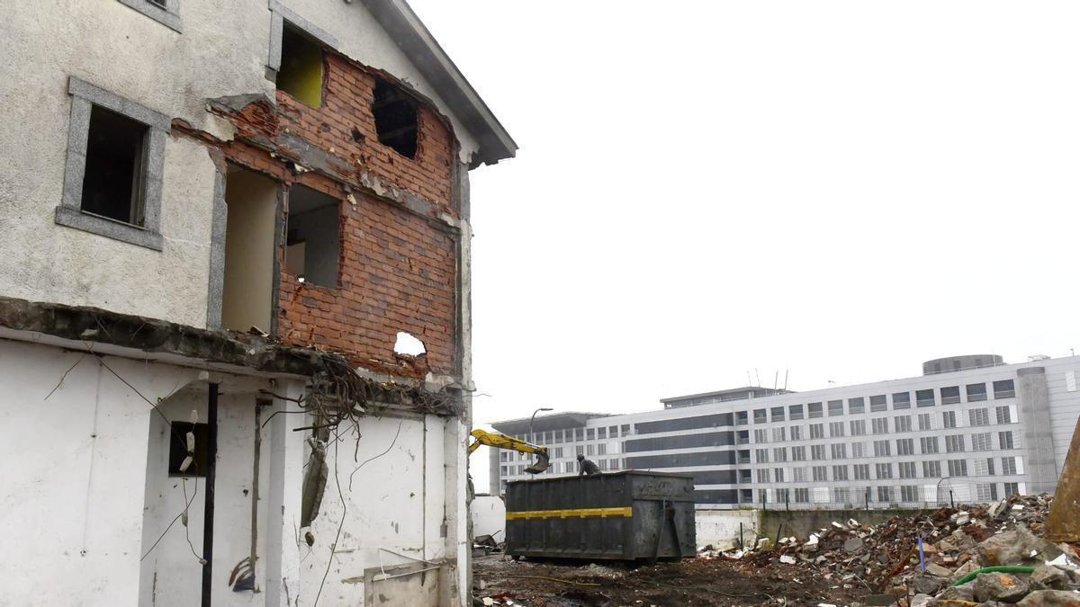 Primeros derribos de viviendas en el entorno del Hospital de A Coruña para empezar a levantar la futura Torre Polivalente