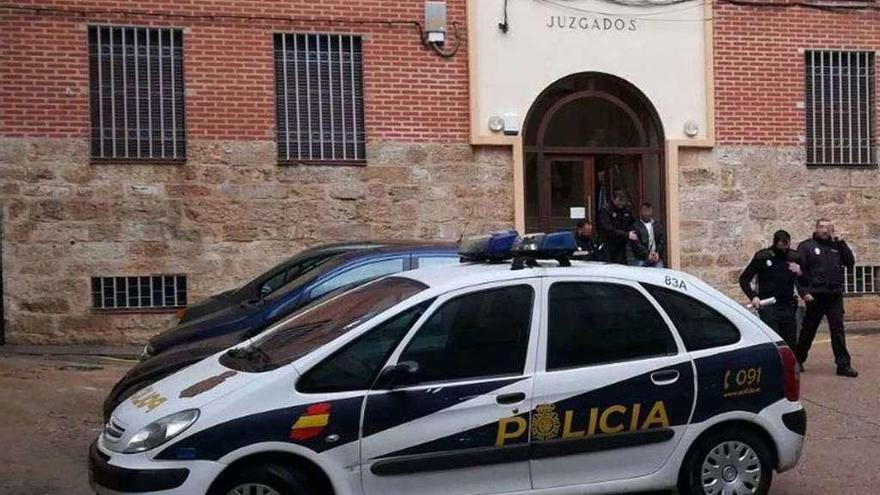 El varón para el que el juez decretó el ingreso en prisión, abandona el juzgado con varios agentes.