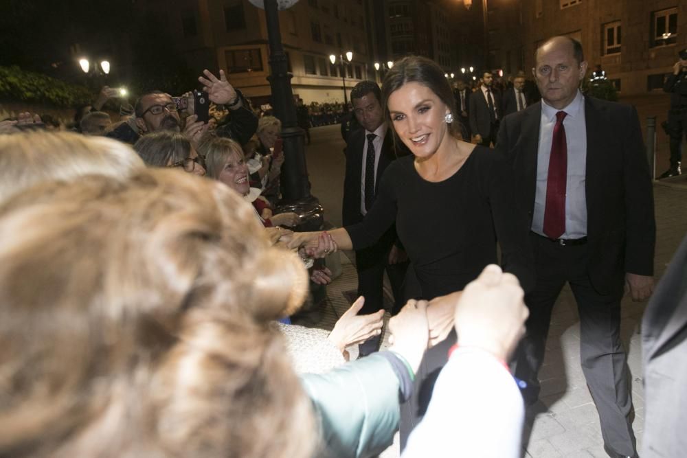 Salida de los Reyes, saludando a la gente, del concierto de los Premios Princesa