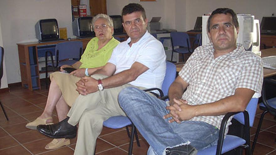 Federico Polo, en el centro, junto a los otros dos concejales del PP en el Ayuntamiento de Sanzoles.