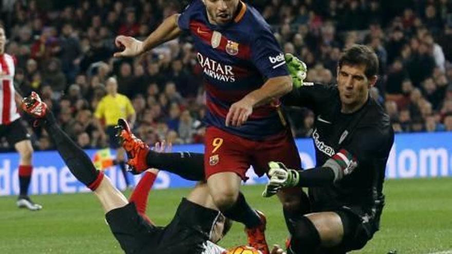 Acción en la que Gorka Iraizoz comete penalti sobre Luis Suárez, lo que le costó la roja al guardameta del Athletic en el minuto 4.