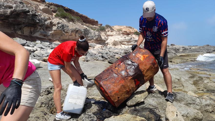 El Consell inicia el vaciado del bidón de 200 litros de fueloil aparecido en Formentera