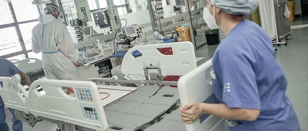 Una enfermera, durante su trabajo en un centro sanitario.