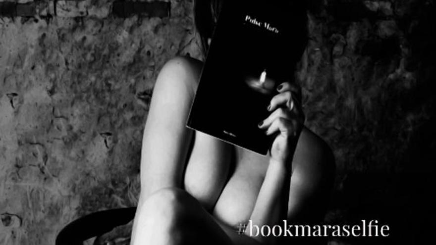 La autora del libro, en su &#039;bookselfie&#039; promocional.