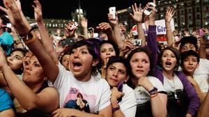 El concert gratuït que el cantant canadenc, Justin Bieber, va fer a la plaça del Zócalo de Mèxic Ciutat va congregar a la capital mexicana més 200.000 fans.