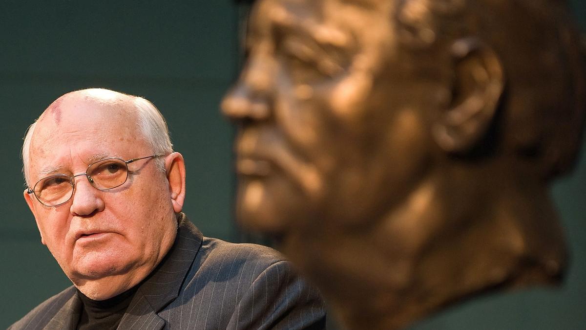 El expresidente ruso Mikhail Gorbachov observa un busto suyo realizado por el artista francés Serge Mangin, en noviembre del 2009 en Berlín.