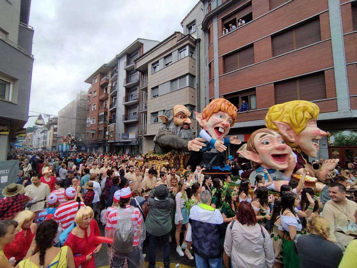 Desfile de embarcaciones por las calles de Laviana