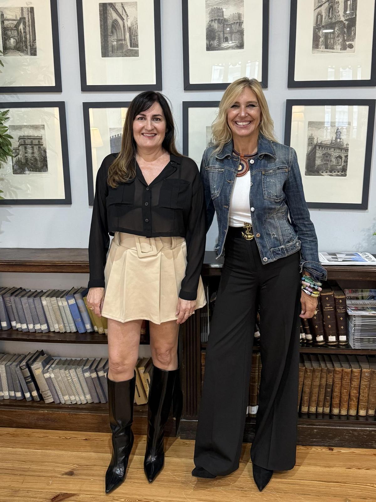 Marga Quesada y Marta Robles en el Casino de Agricultura de València.