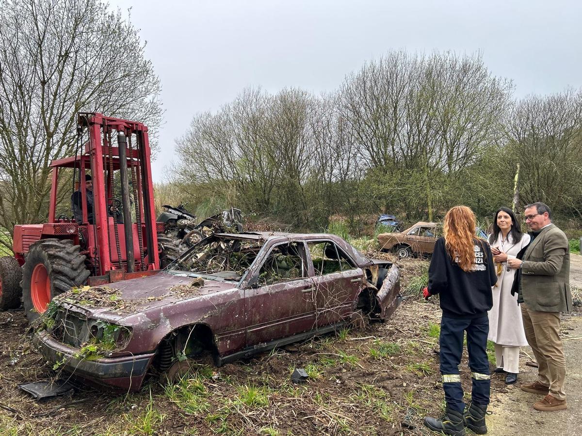 María Sampedro y José Tronchoni supervisan la retirada de los coches.