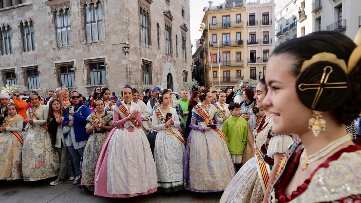 La "marea fallera" de las comarcas llega a la Diputación de València