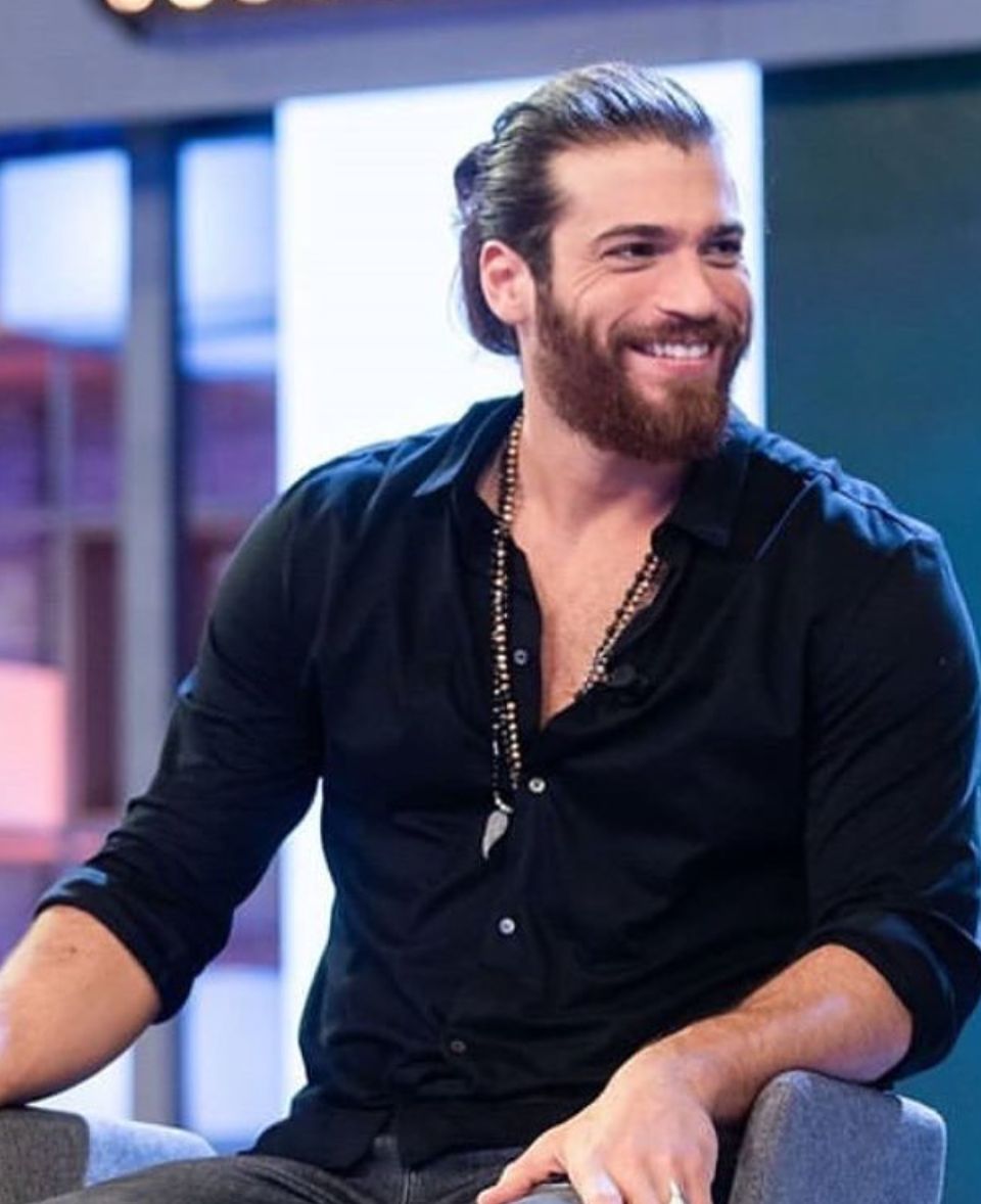 Can Yaman en un plató de televisión