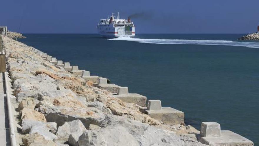 La APV invierte dos millones en retirar la arena acumulada en el puerto de Gandia