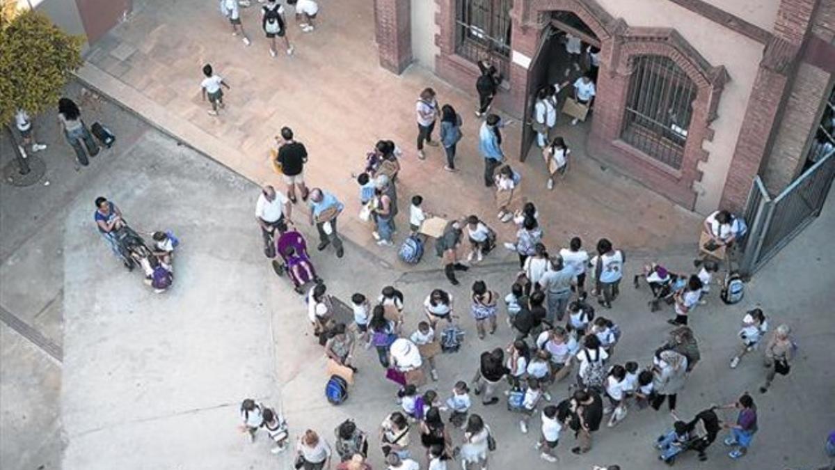 Salida de alumnos del colegio Mare de Déu del Roser, en el Eixample de Barcelona, uno de los centros afectados por las medidas cautelares del TSJC, ayer