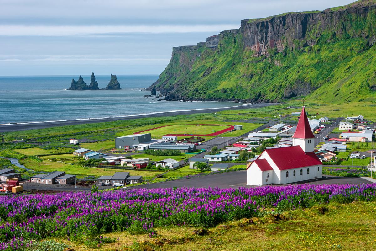 Viajar a Islandia en verano destaca por sus días casi infinitos (sol de medianoche), la apertura total de carreteras que permite acceder a las Tierras Altas, temperaturas suaves (entre 10°C y 15°C), y una intensa actividad de fauna salvaje (frailecillos y ballenas)