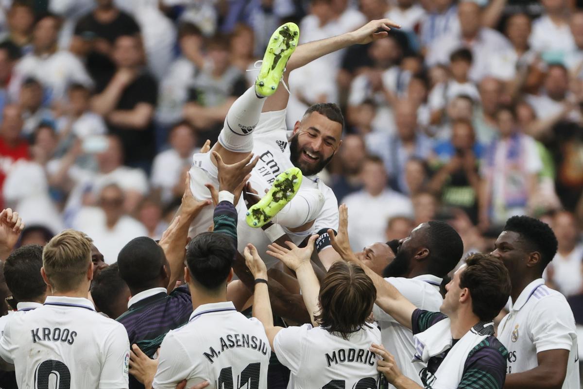 MADRID, 04/06/2023.- El delantero francés del Real Madrid, Karim Benzema, manteado por sus compañeros en su último encuentro con el equipo madridista a la finalización del encuentro que Real Madrid y el Athletic Club de Bilbao han disputado este domingo en el estadio Santiago Bernabéu. EFE/ Mariscal.