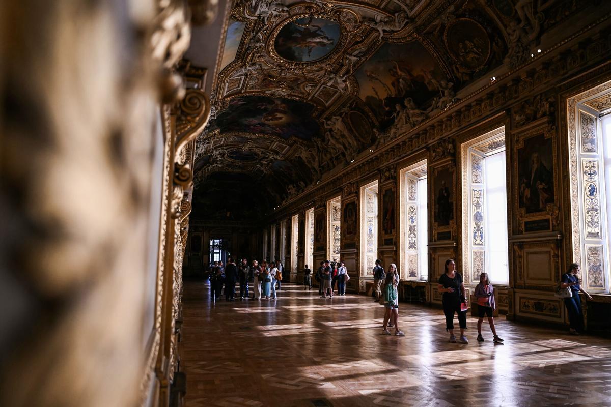 La Galería Apolo del Louvre, escenario del espectacular robo de joyas en octubre de 2025, reabre hoy al público sin vitrinas ni joyas