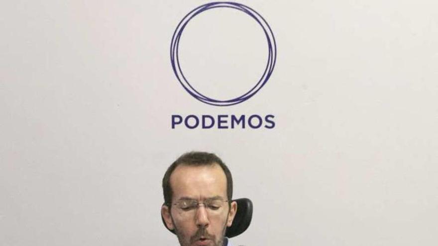 Echenique, informando de los resultados de la consulta. // Efe