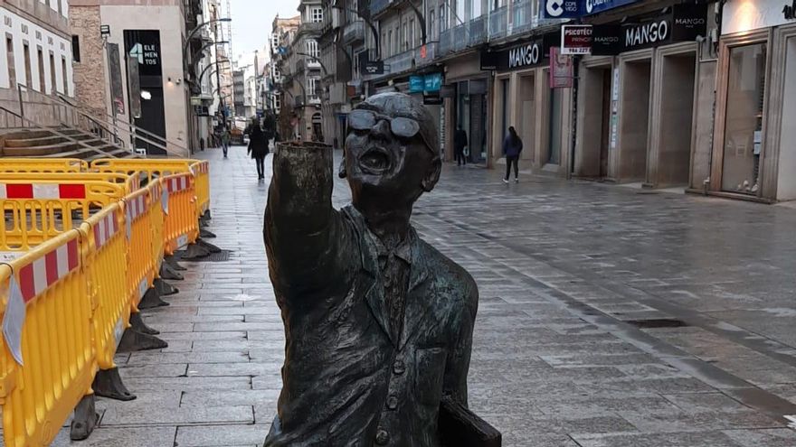 Los vándalos arrancaron el brazo de la escultura de Manuel Castro la pasada madrugada.