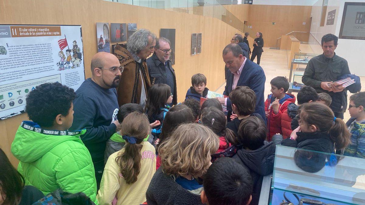 Francisco Requejo entregando libros a escolares de Zamora