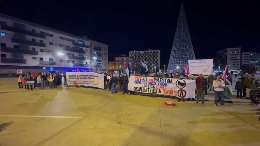300 manifestantes protestan en la puerta del Olímpic de Badalona en favor del pueblo palestino