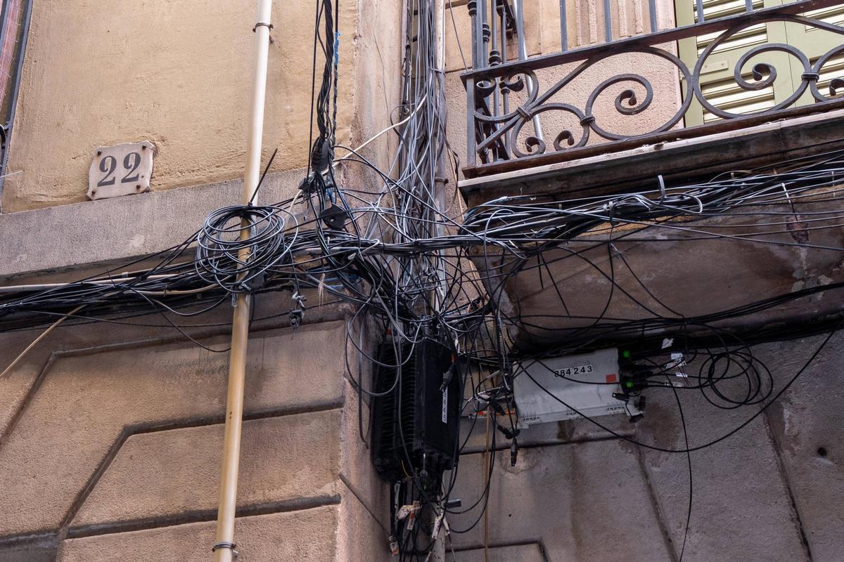 Barcelona trata de poner fin a las marañas de cables en las fachadas