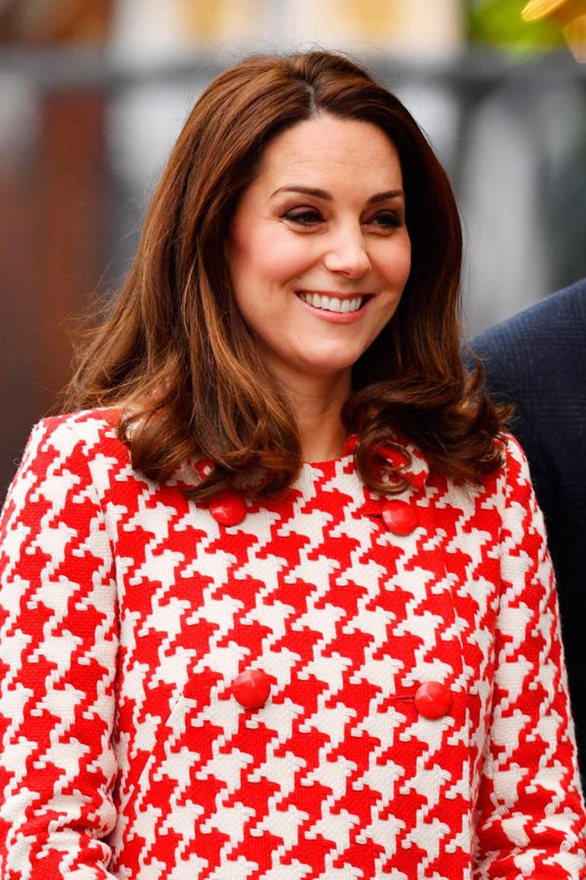 Kate Middleton con abrigo de pata de gallo en su segundo día de viaje en Suecia