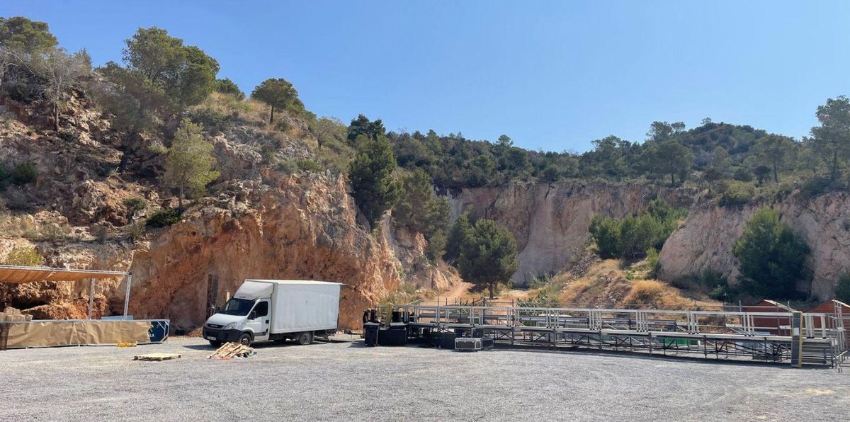 Preparativos para el festival, en la mañana de ayer en sa Pedrera de Sant Antoni. | SDL