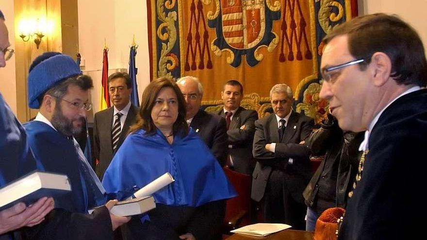 Consuelo Martínez ejerciendo de madrina de Efim Zelmanov (a su lado) en la ceremonia de doctorado honoris causa en Oviedo, en 2008. En primer término, el exrector Juan Vázquez.