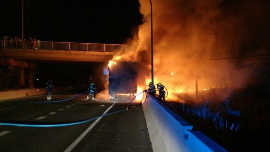 El incendio de un vehículo entorpece el tráfico en la V-30