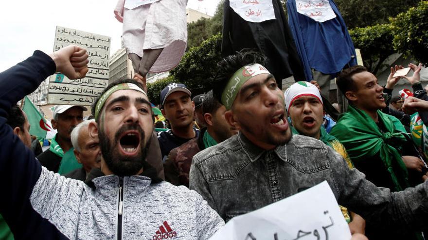 Un grupo de argelinos protesta contra el Gobierno.