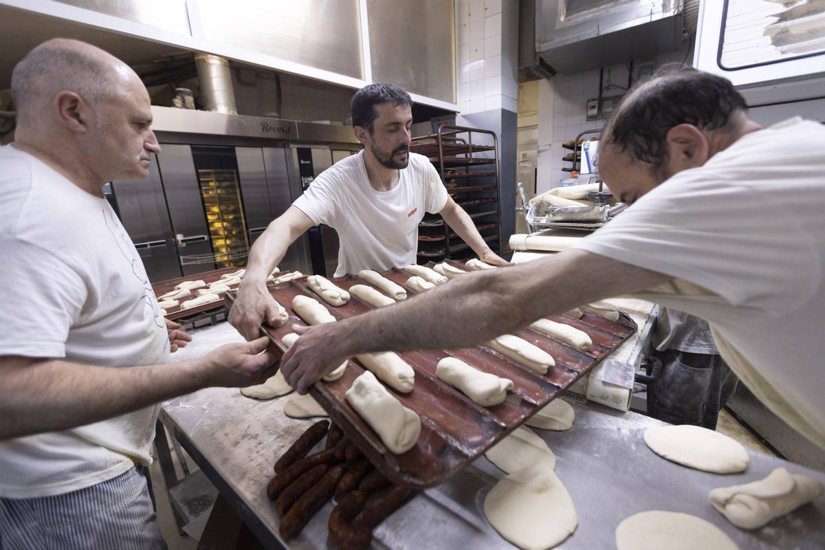 Tres panaderos en el obrador de La Masera de Vetusta.